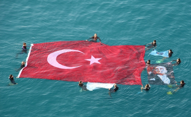 Öğrenciler Ata'yı denizde açtıkları 54 metrekarelik bayrakla andı