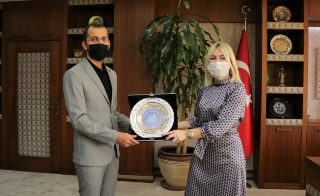 Rektör Özkan, Antalya’dan cepheye koşan Azerbaycanlı doktor ile görüştü