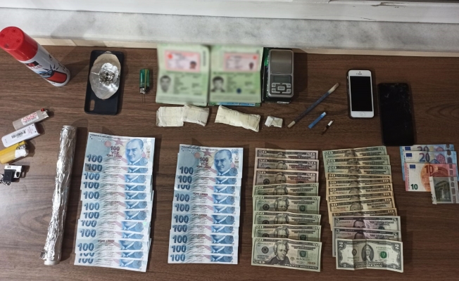 Sahte para ve uyuşturucu şüphelileri polisten kaçamadı  