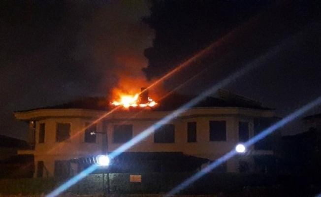 Sakarya’da bir villanın çatısında çıkan yangın paniğe neden oldu
