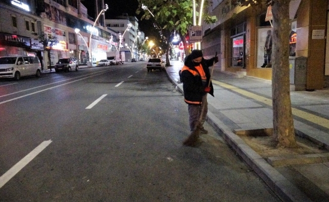 Sessizliğe bürünen cadde ve sokaklar temizlik görevlilerine kaldı