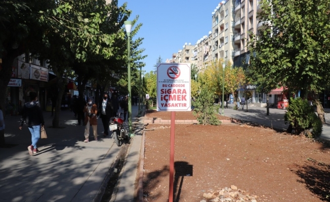 Siirt Belediyesi vatandaşları korona virüse karşı levha ve pankartlarla uyarıyor