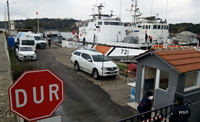 Sinop’ta içerisinde 112 kişi olduğu belirlenen kaçak göçmen teknesi yakalandı. Tekne Sahil Güvenlik tarafından Sinop Limanı’na çekildi.