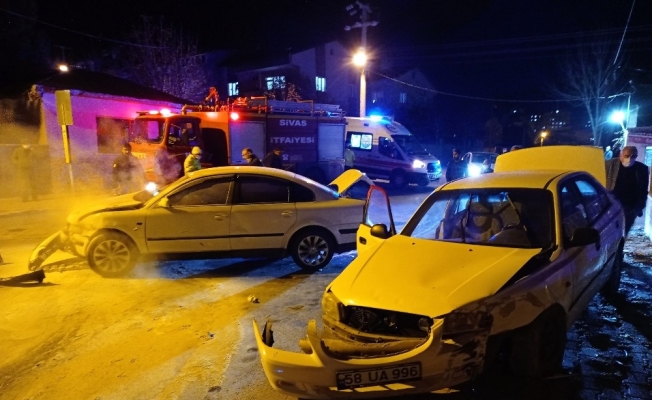 Sivas’ta otomobiller çarpıştı: 2 yaralı