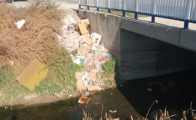Sulama kanalına dökülen çöpler tedirgin ediyor