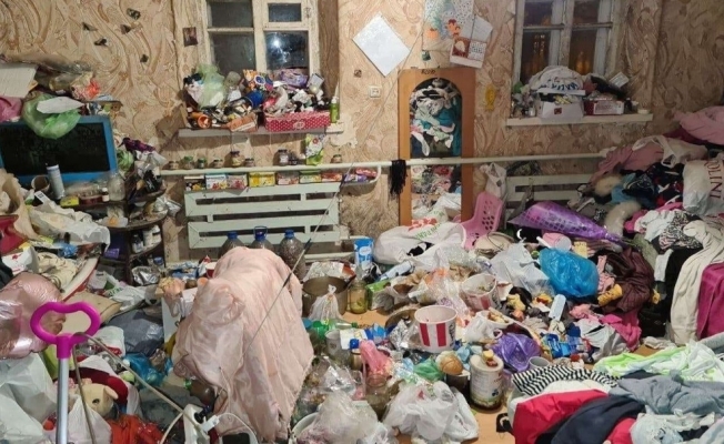 Ukrayna’da çöp yığınıyla dolu evden kurtulmaya çalışan çocuklar polisi aradı