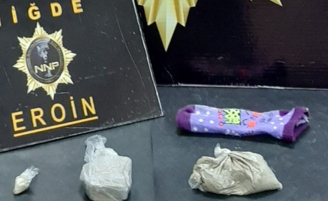 Uyuşturucuyu çocuk çorabına saklamışlar