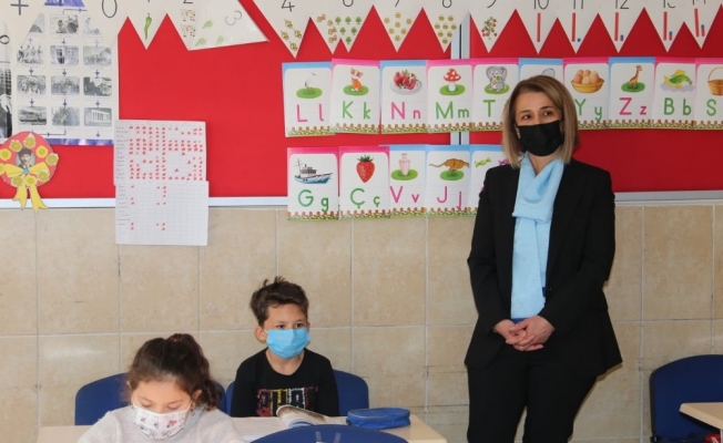 Vali Becel, ilkokul ve ortaokul öğrencilerini ziyaret etti
