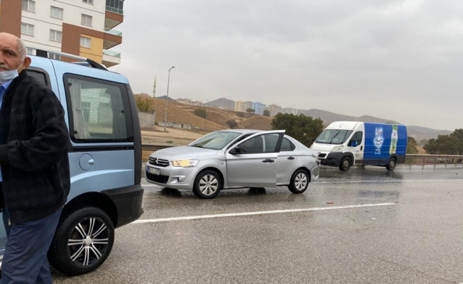 Yağmur kazaları da beraberinde getirdi: 4 araç birbirine girdi