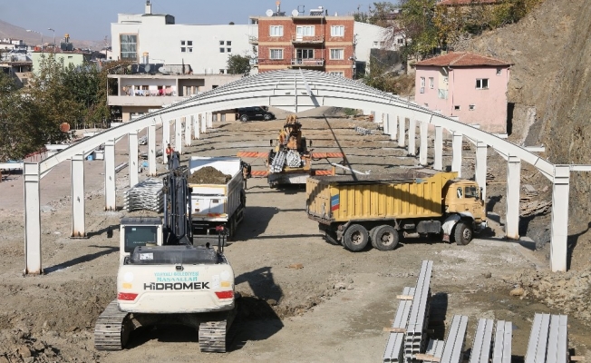 Yahyalı kapalı semt pazarı yapım çalışmaları hızla devam ediyor