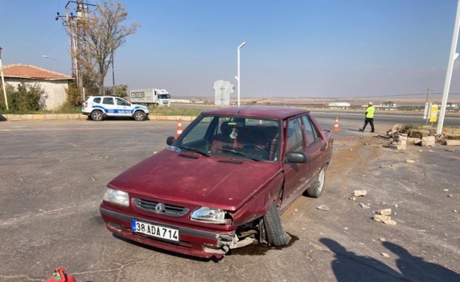 Yeşilhisar’daki 4 kişinin hafif yaralandığı kaza anı güvenlik kamerasına yansıdı