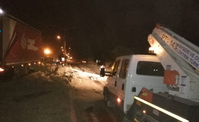 Yeşilhisar’daki trafik kazası Kayseri-Niğde yolunu etkiledi