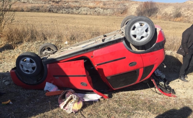 Yoldan çıkan otomobil takla attı