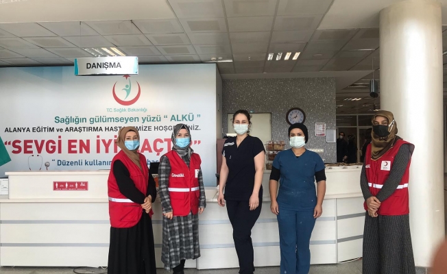 Alanya'da Kızılay'ın meleklerinden sağlıkçılara moral ziyareti