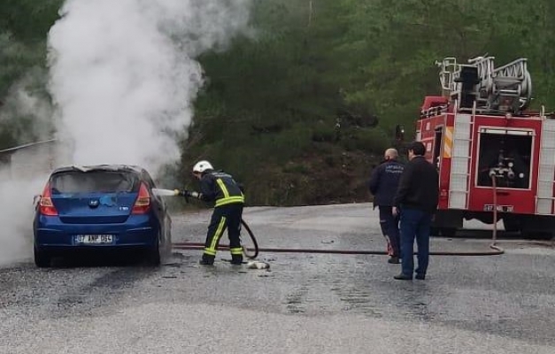 Alanya'da seyir halindeki otomobil yandı