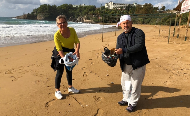 Alanya’da temiz çevre isteyen evli çift, plajda çöp topladı