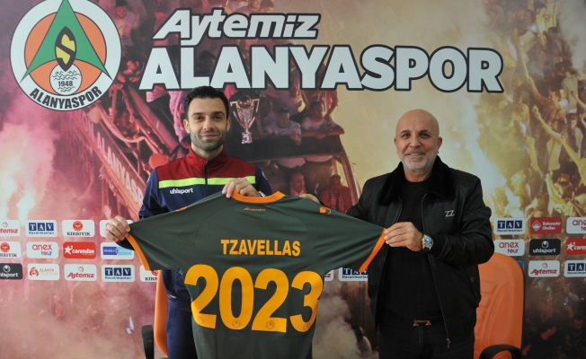 Alanyaspor’da başarılı defans oyuncusunun sözleşmesi uzatıldı