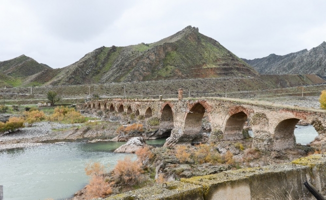 Azerbaycan bayrağı dikilen tarihi Hudaferin Köprüsü görüntülendi