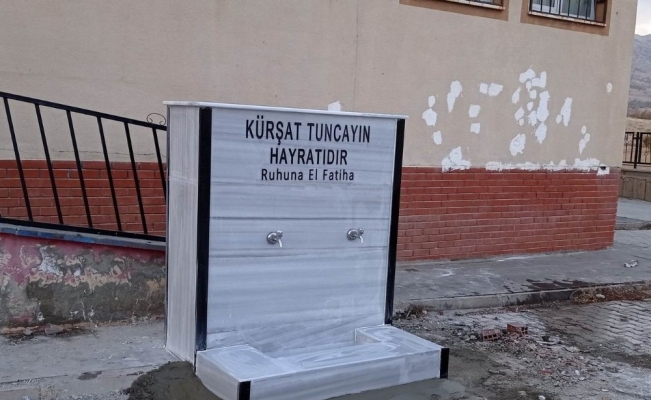 Babasının adına okul bahçesinde çeşme yaptırdı