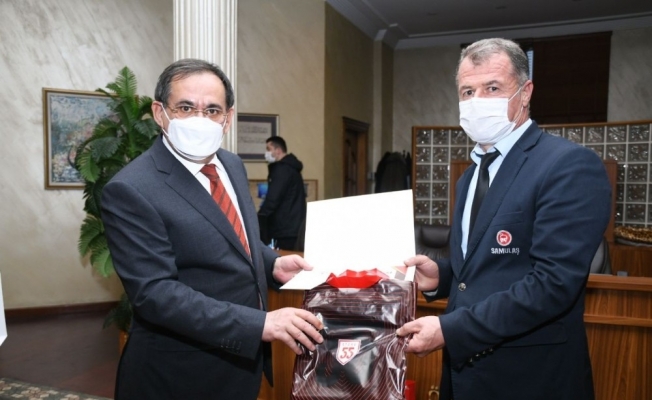 Başkan Demir’den personele forma hediyesi