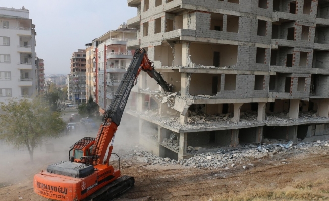 Batman Belediyesi, kaçak yapıların yıkımına devam ediyor