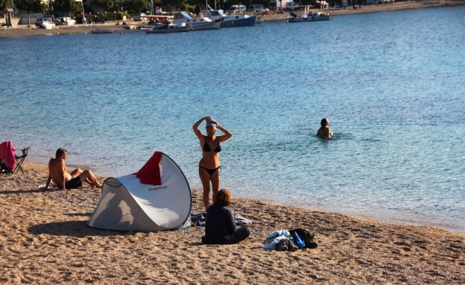 Bodrum’da bitmeyen yaz; çadırını, masasını, sandalyesini alan sahile koştu