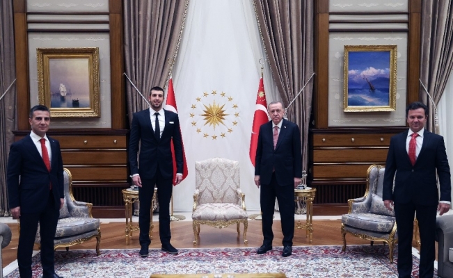 Cumhurbaşkanı Erdoğan, milli yüzücü Emre Sakçı‘yı kabul etti