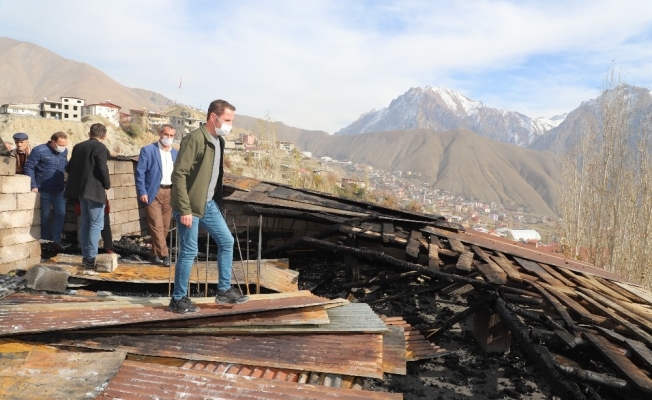 Hakkari’de evlerinin çatısı yanan aileye valilikten destek