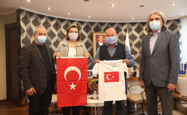 İzmit Belediyesi Güney Türkistan’a 2 bin adet Türk Bayrağı gönderdi