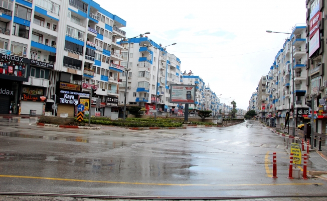 Kısıtlama yağışlı havayla birleşince Antalya sessizliğe büründü