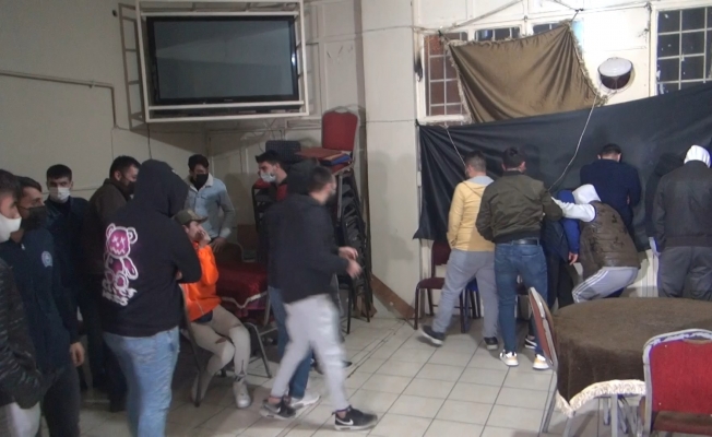 Kısıtlamada oyun salonunu kıraathaneye çevirenlere polis baskını  