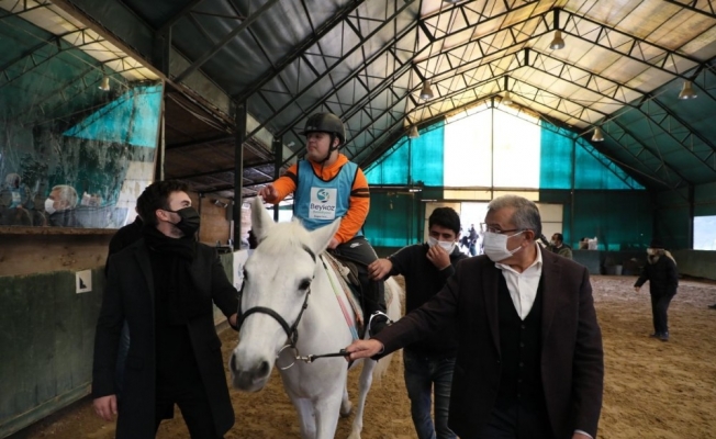 Otizmli çocuklar Beykoz’da Mustafa Ceceli ve atla terapiyle buluştu