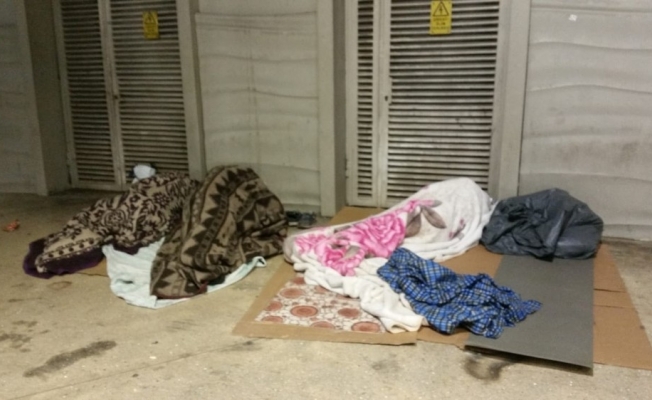(Özel) Taksim Tünel’de evsizlerin görüntüsü yürek burktu