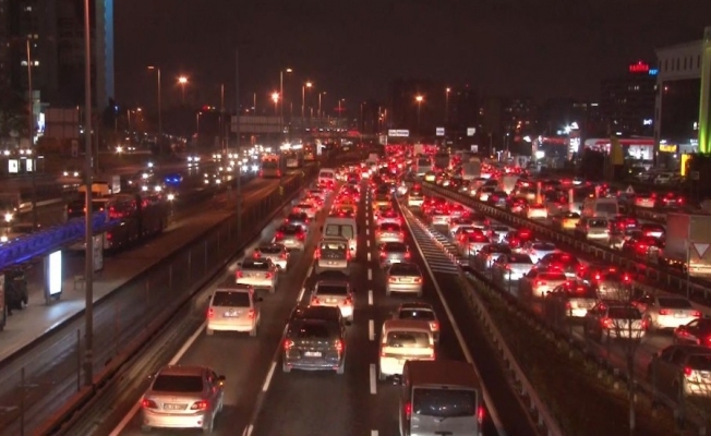 Sokağa çıkma kısıtlamasına dakikalar kala İstanbul trafiğinde yoğunluk