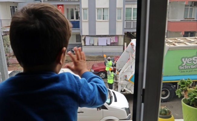 2,5 yaşındaki Yusuf ile çöp kamyonu personelinden yürekleri ısıtan ‘selamlaşma’ dersi