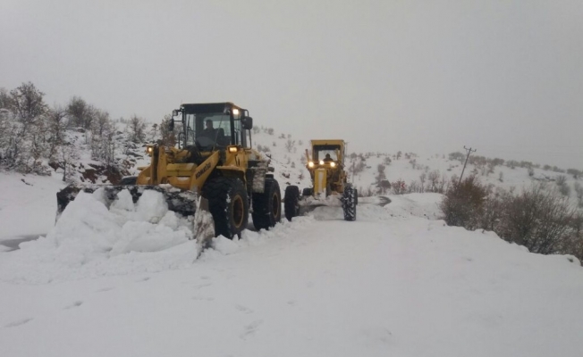 Adıyaman’da kapalı olan 20 köy yolunda karla mücadele sürüyor