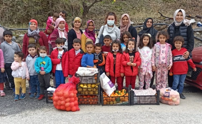 Alanya'da çocuklar için kendi elleriyle meyve topladılar