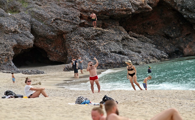  Alanya’da kısıtlamadan muaf turistler plajları doldurdu