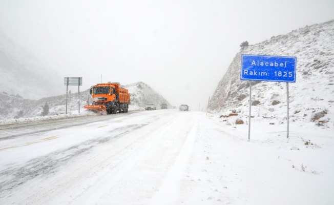 Antalya-Konya karayolunda kar kalınlığı 10 santime ulaştı