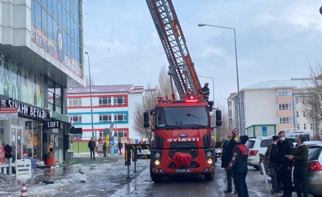 Ardahan’daki çatılarda tehlike oluşturan buz sarkıtları itfaiye ekiplerince temizlendi