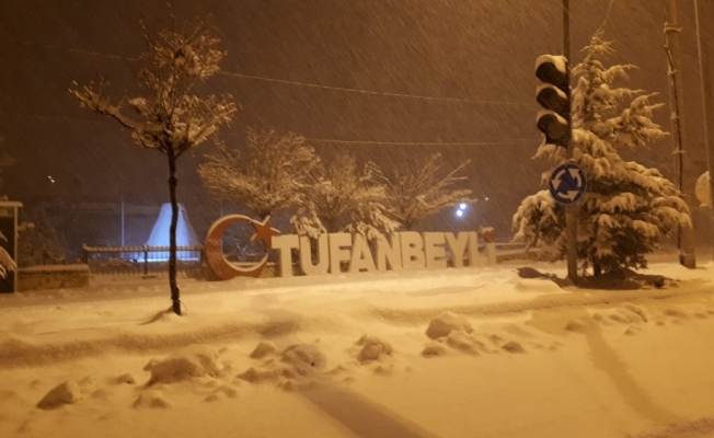 Beyaza bürünen Tufanbeyli’de belediye ekiplerinin yoğun kar mesaisi