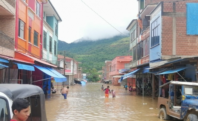 Bolivya’da şiddetli yağış nedeniyle nehir taştı