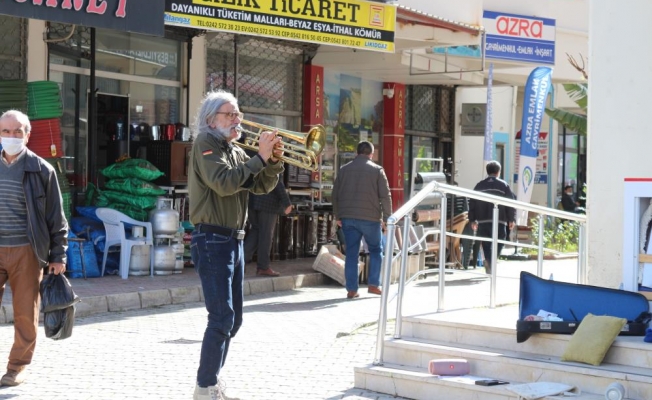 Brezilyalı orkestra şefinden Gazipaşa sokaklarında trompet resitali