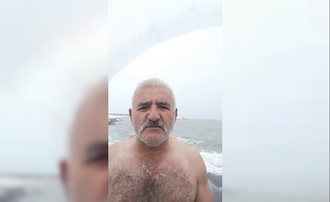 Buz adam eksi 1 derecede denize girdi, kar banyosu yaptı