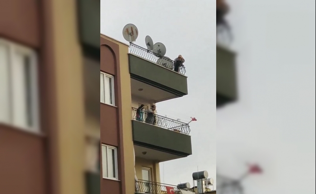 Çatıda intihara teşebbüs eden genç kadının polis tarafından yakalanma anı kamerada