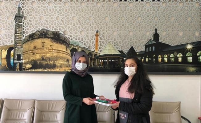 Diyarbakır Bilgi Evindeki başarılı öğrenciler ödüllendirildi