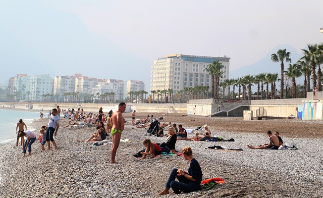  Dünyaca ünlü sahilde turistlerin yaz aylarını aratmayan yoğunluğu