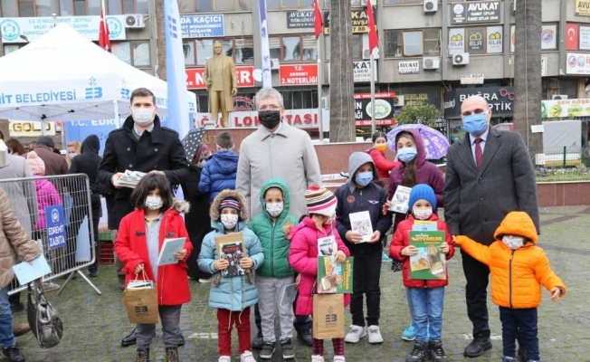Edremit Belediyesi’nden çocuklara karne hediyesi 15 bin kitap