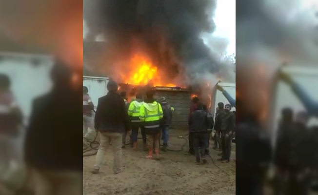 İşçilerin kaldığı 8 konteyner yanarak küle döndü