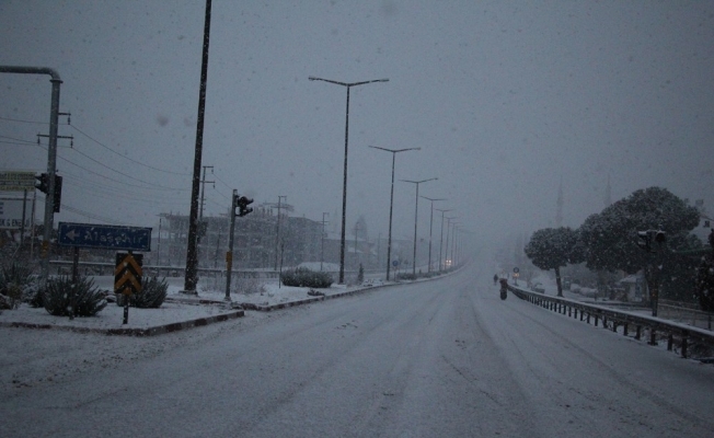 İzmir-Ankara D300 karayolunda trafiğe kar engeli